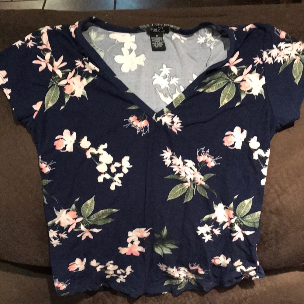 V neck navy blue floral T-shirt. Size medium. Rue 21